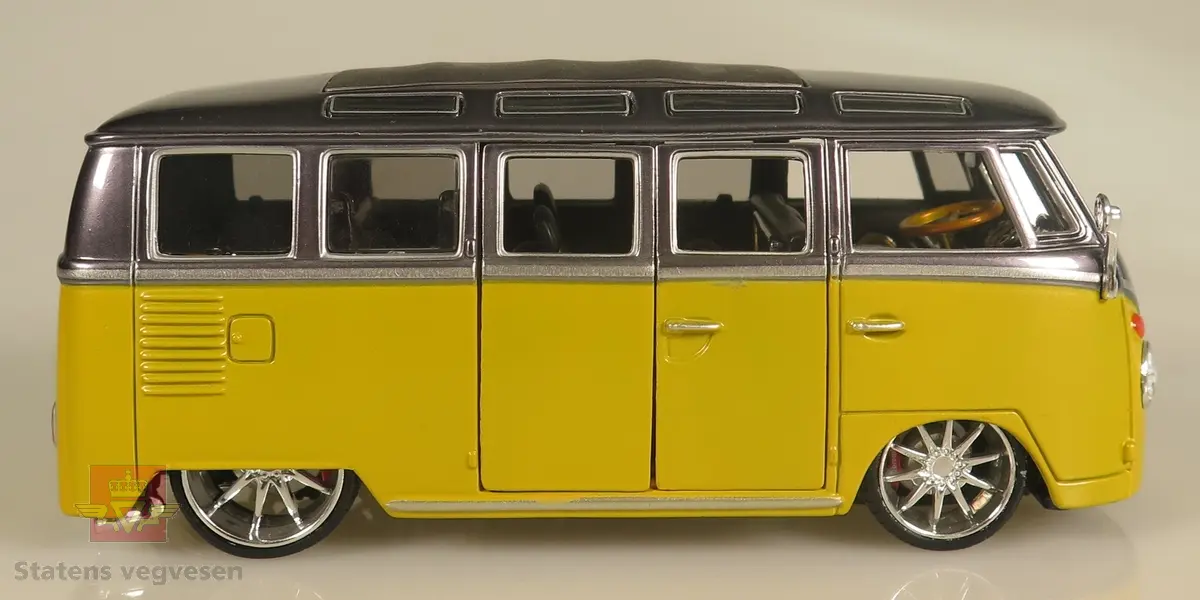 Primært gul og sekundært grå modellbil laget av metall og er detaljert. Den er utstyrt med side-dører som kan åpnes og lukkes. Skala: 1:24