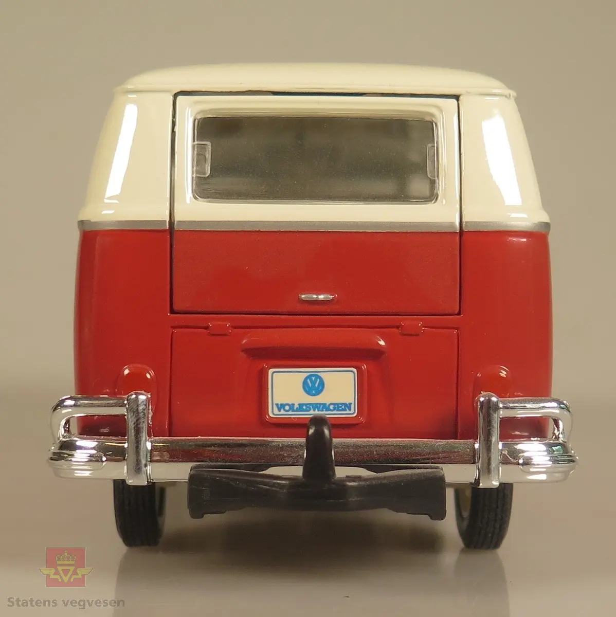 Primært rød og sekundært hvit modellbil laget av metall og er detaljert. Den er utstyrt med side-dører som kan åpnes og lukkes. Skala: 1:24
