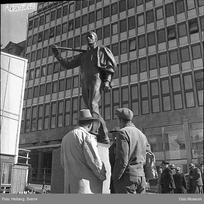 torg, skulptur "Arbeiderbevegelsens pionér", menn, telefonkiosk, Folkets Hus