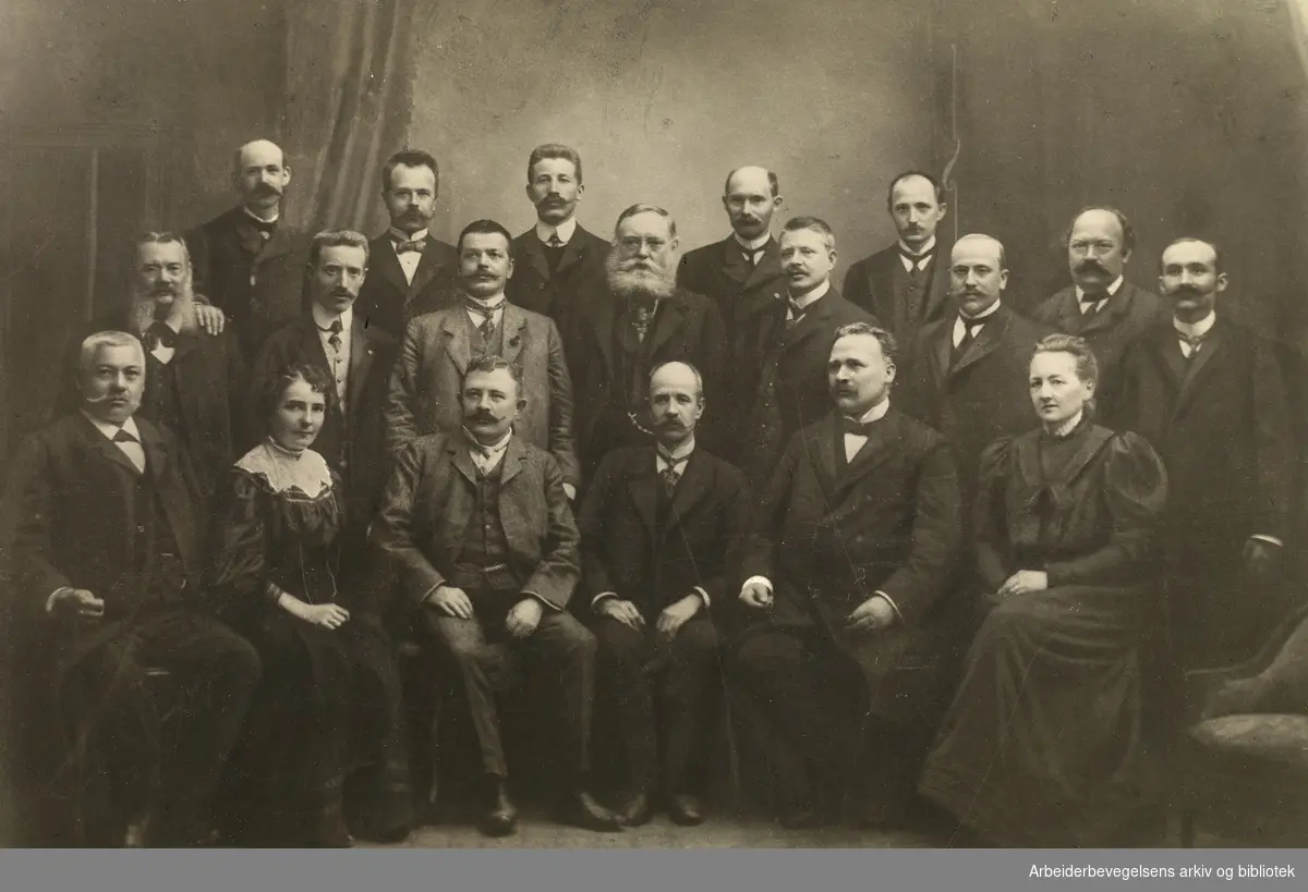 Norsk Skrædderforbunds 8de landsmøde, 9de - 11te September 1907. Hans Jensen (1856-1922) LOs første formann, stående helt til venstre i annen rekke..