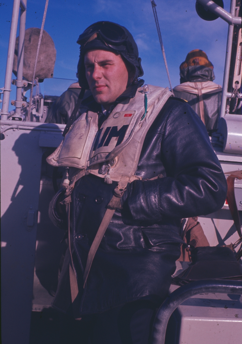 Bilden visar högbåtsman Gustav Nilsson med skyddskläder och flytväst ombord på T 43.