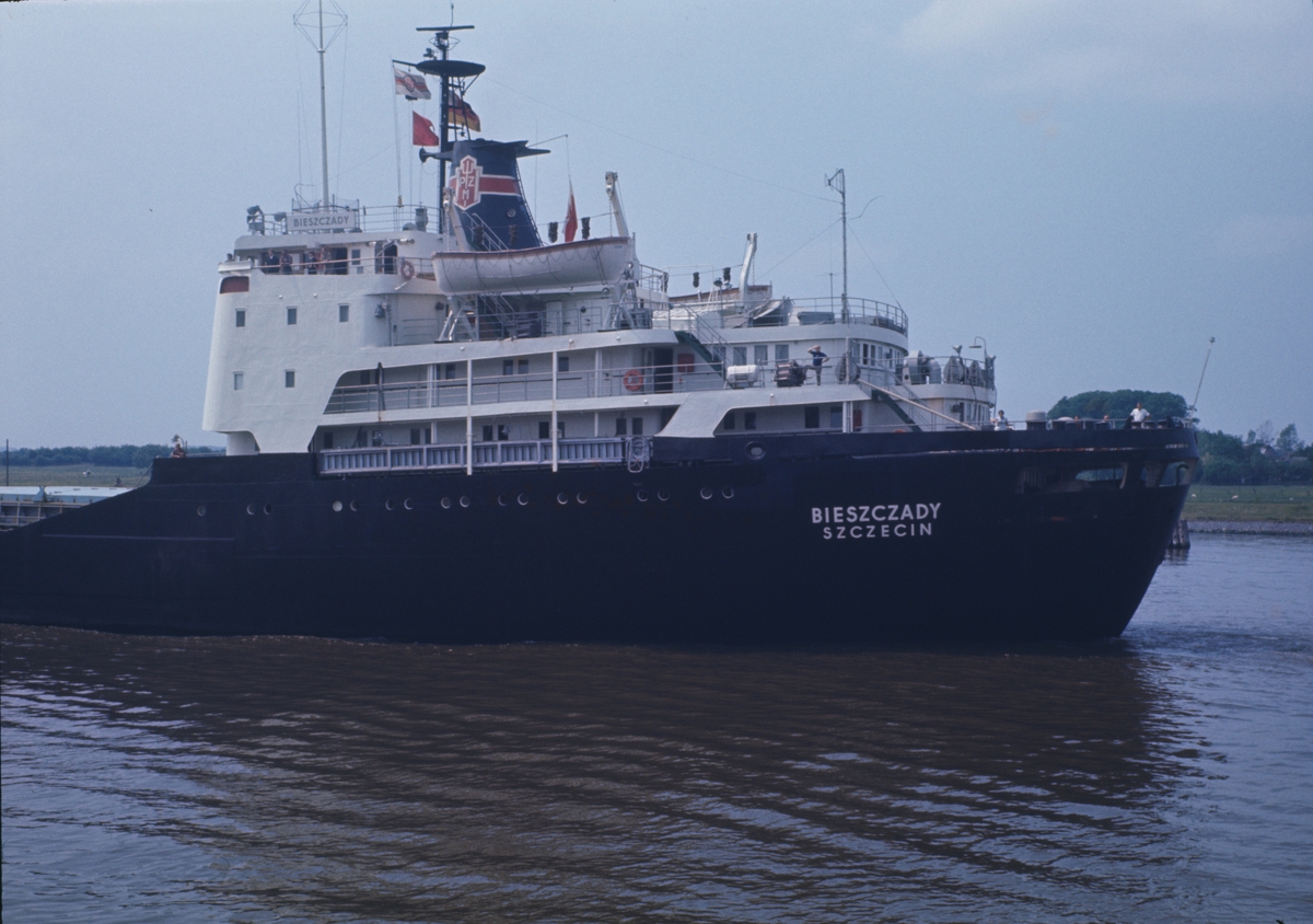 Bilden visar en passerande handelsfartyg i Kielkanalen.