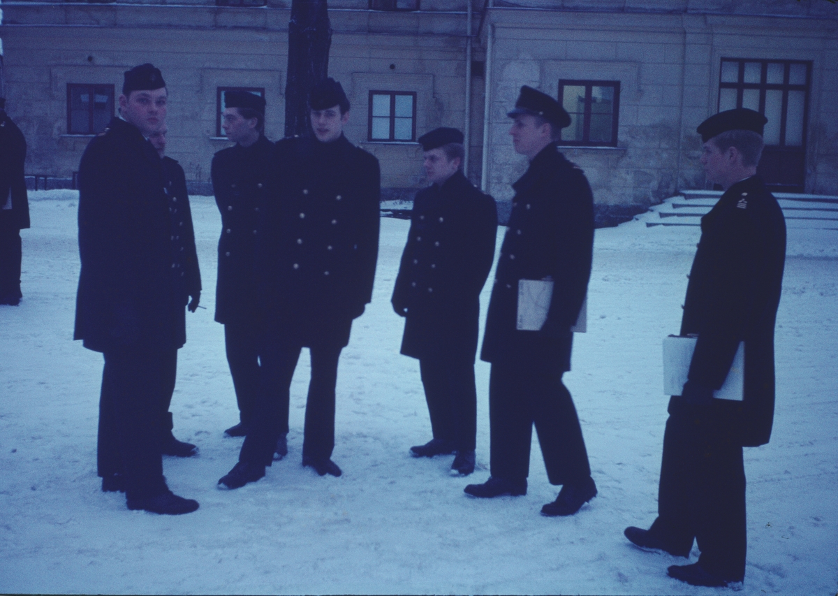 Bilden visar grupp elever från Flottans maskinavdelning på en snötäckt gård.