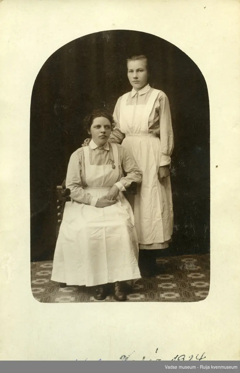 Mathilde Smedstad, og ukjent sykepleier kollega. Vadsø 1924.