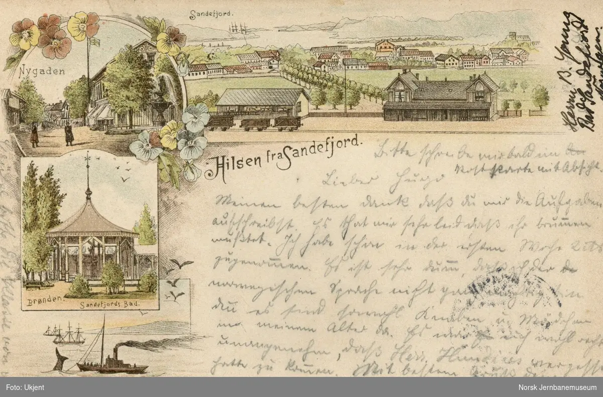 Sandefjord stasjon og godshus med godsvogner foran. Tegnet, håndkolorert postkort