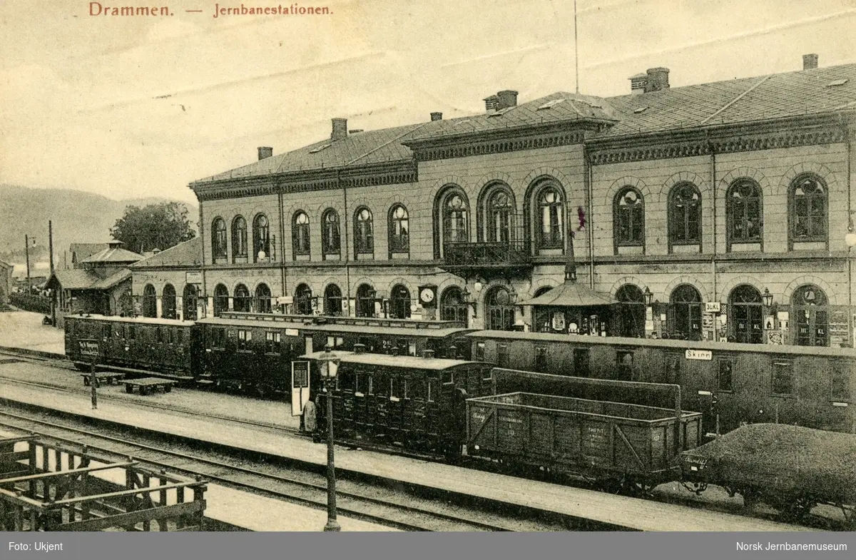 Drammen jernbanestasjon. I spor 1 nærmest stasjonen persontog fra Kristiania V (Oslo V) til Skien, tog 107. Nærmest blandet tog til Kongsberg