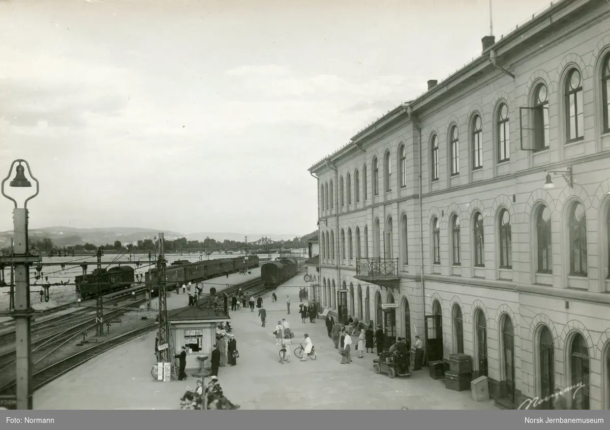 Drammen stasjon med persontog Oslo V i bakgrunnen. Et kort godstog står i spor 1