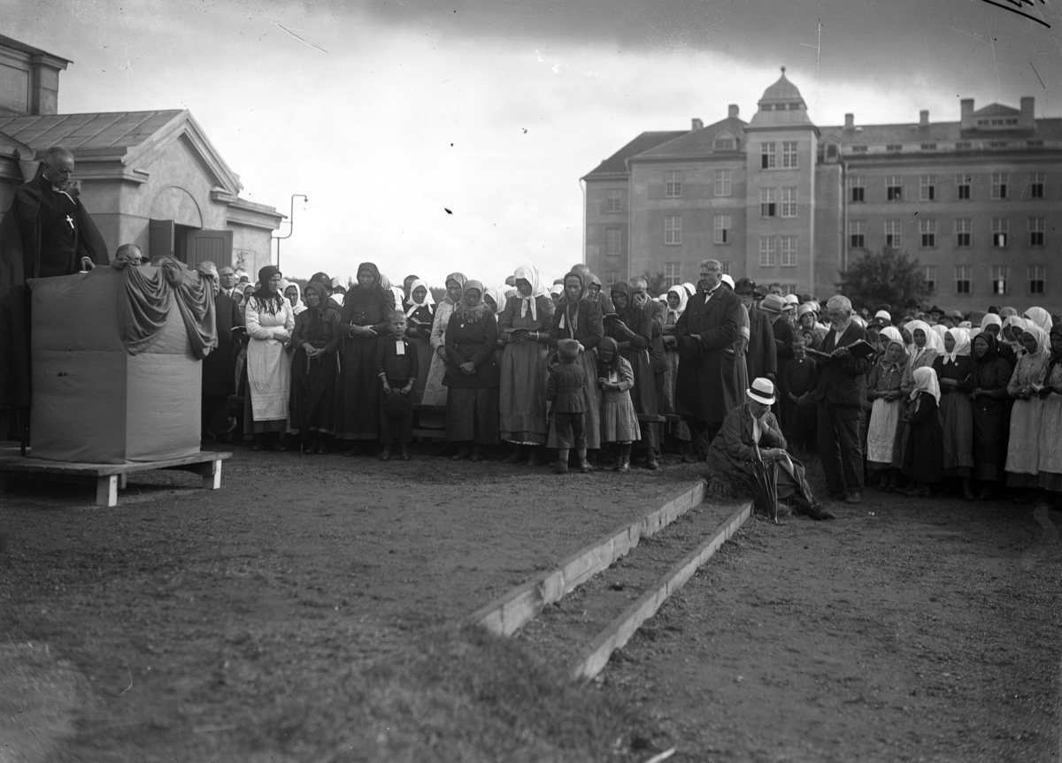 Svenskbybor på Ryhovs kasernområde i Jönköping 1929. På lördagen firades en utomhusgudstjänst med Växjöbiskopen Edgar Reuterskiöld som står i talarstolen. Den besöktes av 5000 personer. Till vänster skymtar regementsmatsalen och till höger den södra kasernen.