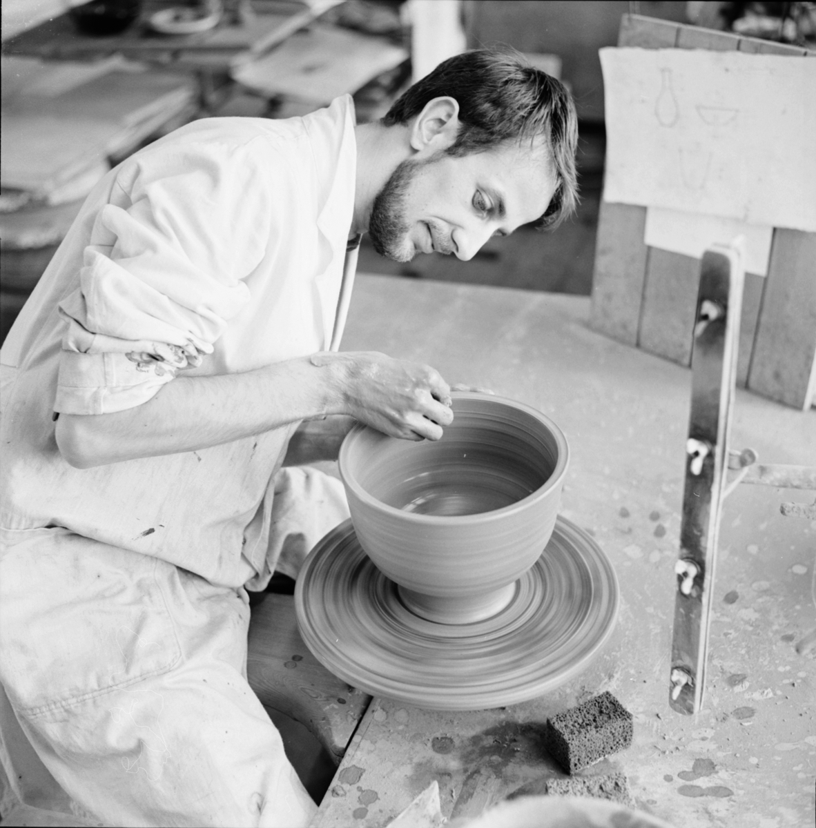 Konstnären och keramikern Göran Andersson drejar.