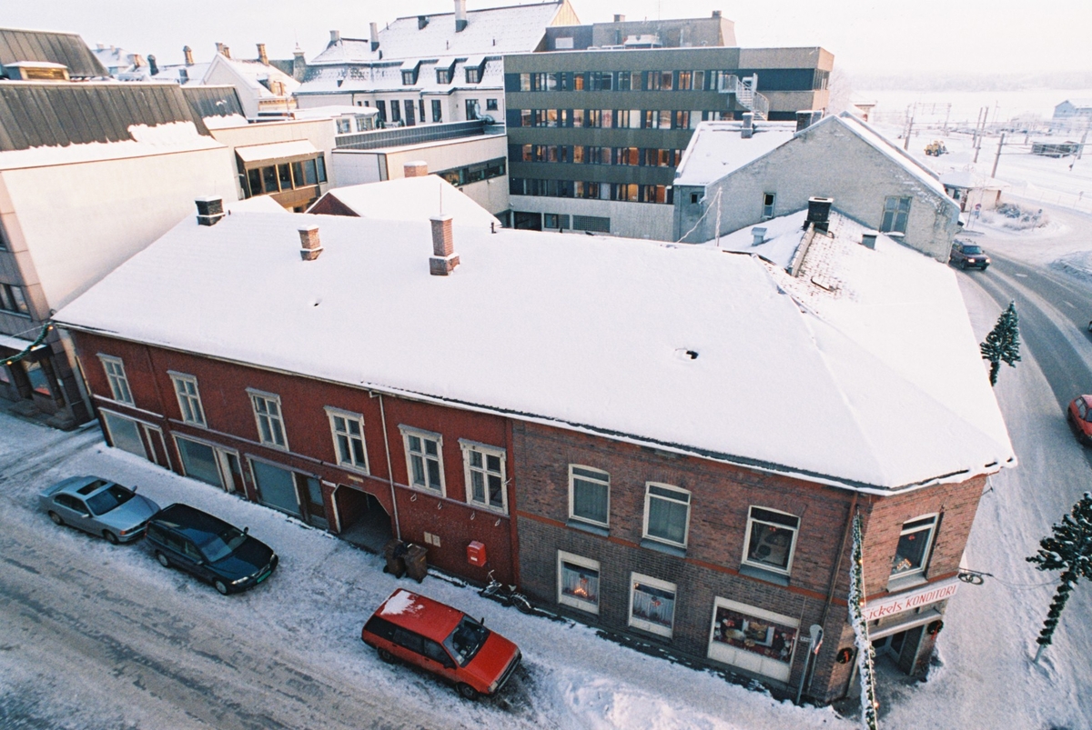 Hamar, Strandgata 15, Sickels konditori før riving 12. januar 2003, bygården bygd i 1850,  Sickels konditori i Strandgaten, før riving.