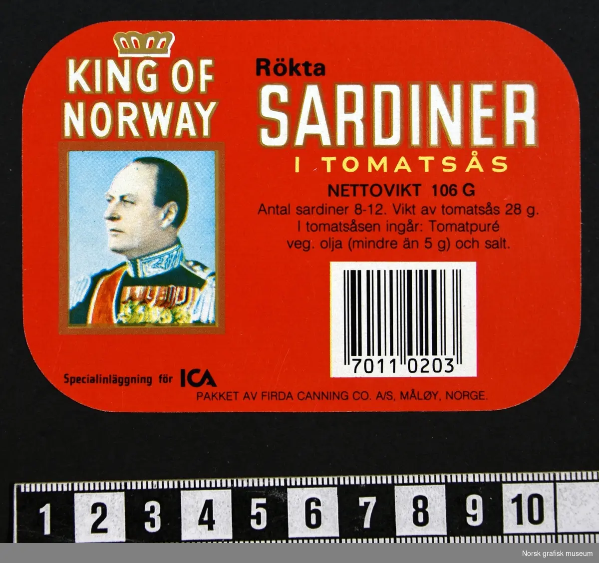 Rød etikett med varenavnet med portrettet av Kong Olav på venstre side, og varebeskrivelse og deklerasjon på svensk på høyre side. 

"Rökta sardiner i  tomatsås"