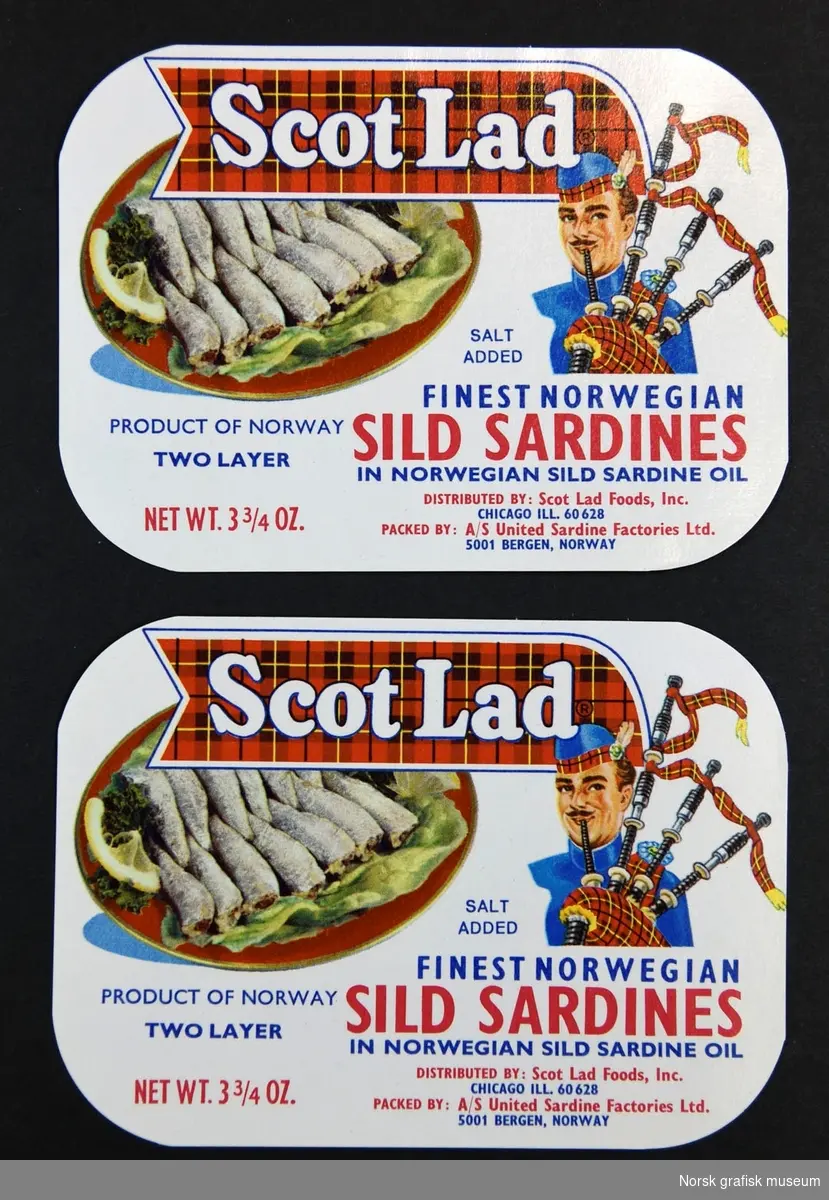 Hvite etiketter med en illustrasjon av en mann med sekkepipe, i tillegg til et bilde av et fat med sardiner. 

"Finest Norwegian sild sardines in Norwegian sild sardine oil"