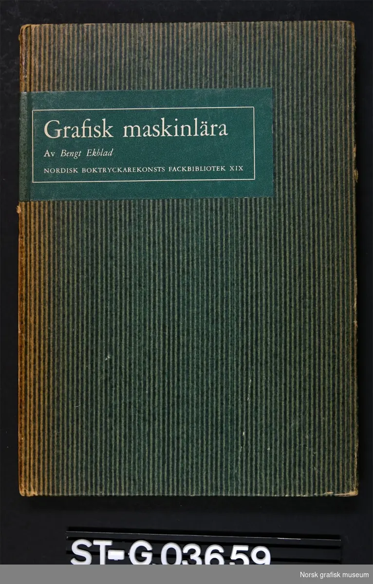 Lærebok om ulike trykkpresser, konstrukjson og arbeidsmetoder. 

Nordisk boktryckarekonst fackbibliotek XIX