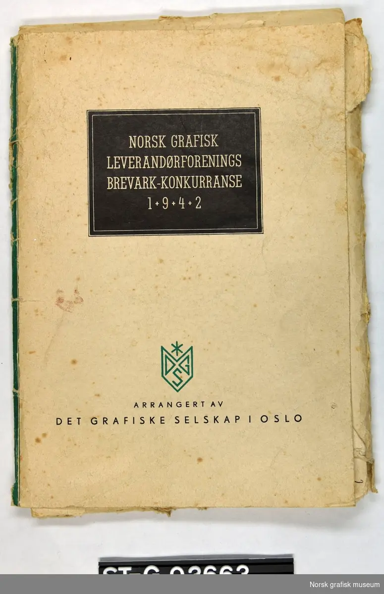 En mappe som inneholder en samling av utkast som kom inn til Det Grafisk Selskap i Oslos konkurranse for nytt brevark for Norsk Grafisk Leverandørforening.