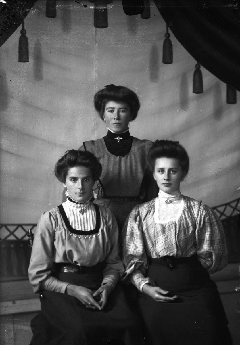 Portrett av tre kvinner