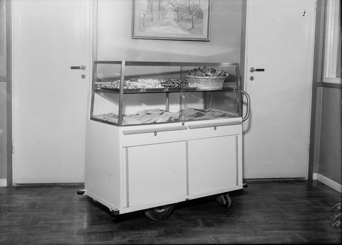 Varuvagn med sötsaker, bananer och tidningar, Pressbyrån, Uppsala 1948