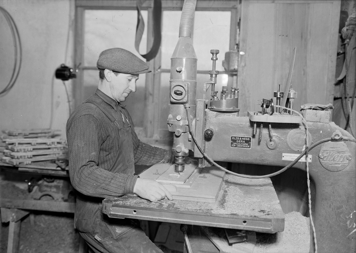 Verkstadsarbetare vid en fräsmaskin, Uppsala 1949