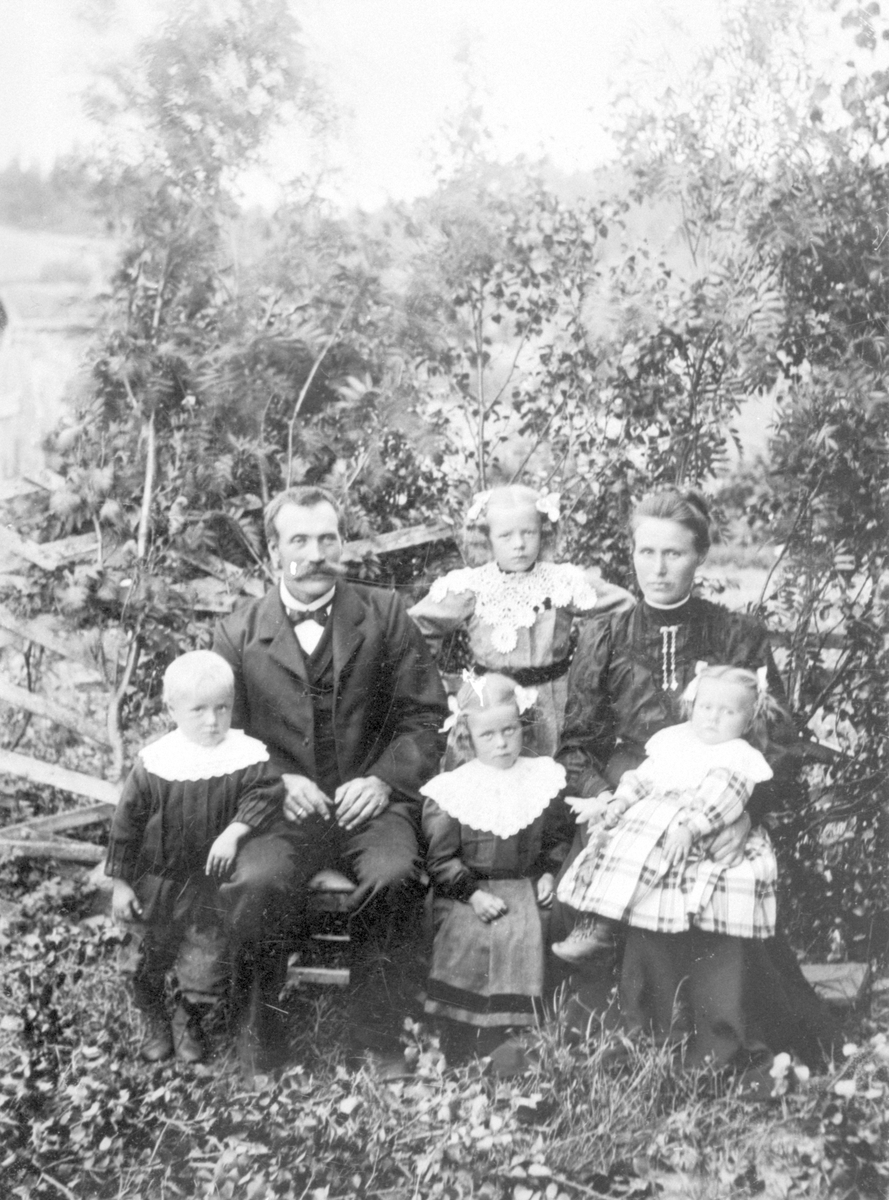 Familieportrett frå Rogn ca. 1909.
