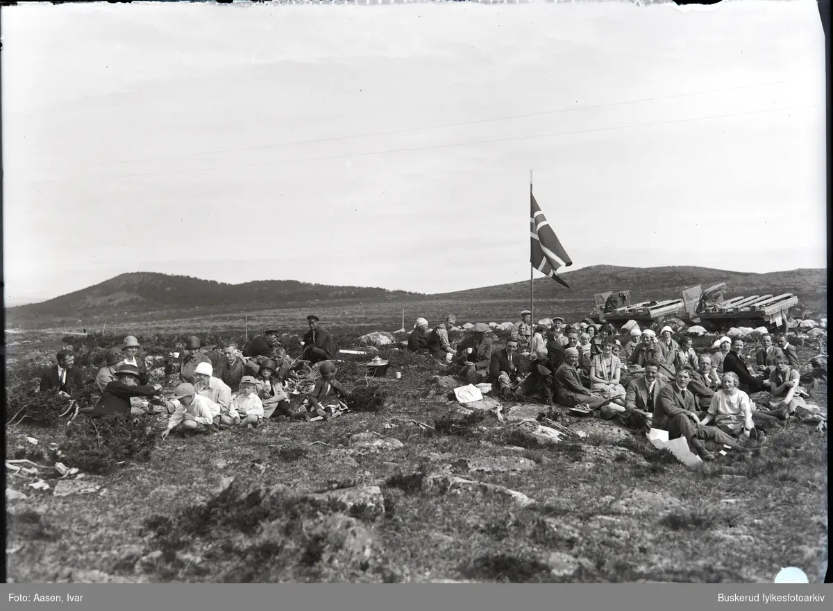 Anleggsfolk på Dagalitur, her slapper de av ved Vasstulan på Dagalifjell.  12.07.1925