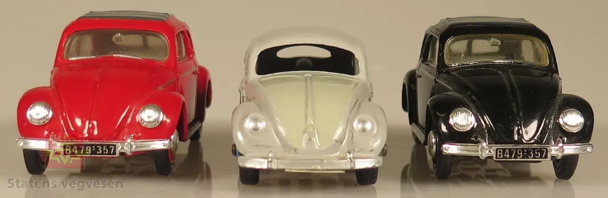 Samling av flere modellbiler. 1 bil er rød, 1 bil er svart og den siste er grå. Alle er laget av metall og har en skala på 1:43