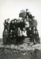Nordkapp. Gruppebilde ved monumentet for Oscar II på platået