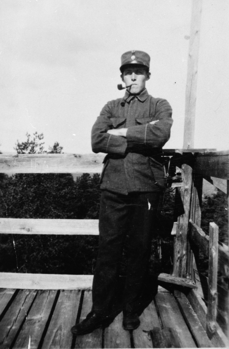 Ung mann i uniform