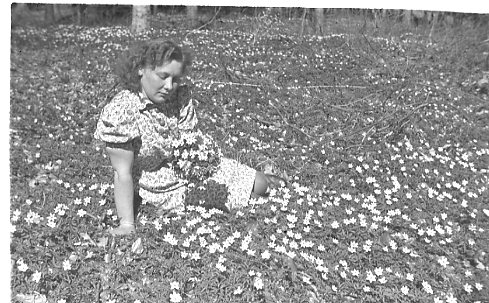 Kvinna på en blomsteräng.