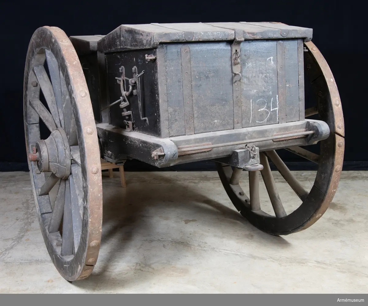 Grupp F VI.
Ammunitionsvagn till 12-pundig kanon. Samhörande: tistel, 2 svänglar. Av fälttygmästaren P. Schröderstiernas konstruktion omkring 1820.

Märkt 12p K:Kn.