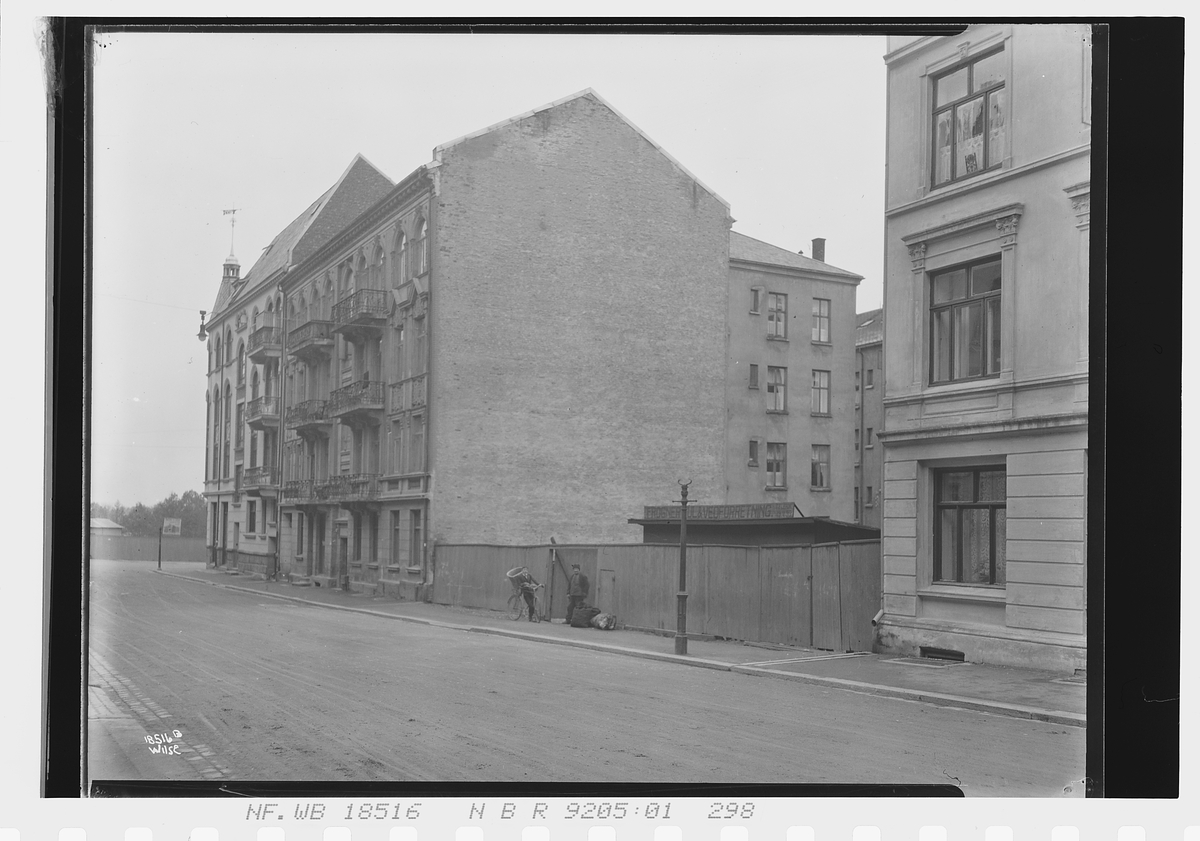 "Frogner kul og vedforretning" mellom to bygårder, Erling Skjalgssons gate. Fotografert 1924.