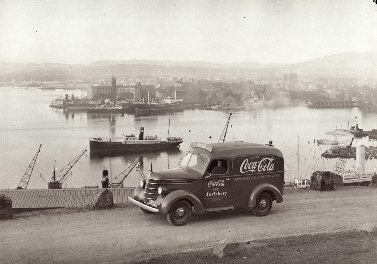 Coca-Cola- og Jarlsberg-bil A-36760. Havneområde båter og kornsilo på Vippetagen i bakgrunn. Fotografert 1939.