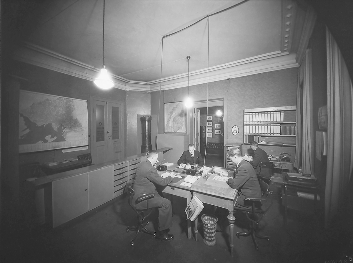 Personalet på O. I. Fystro Eiendomsmeglers kontor, Torvet 8, Oslo. Fotografert 1938.