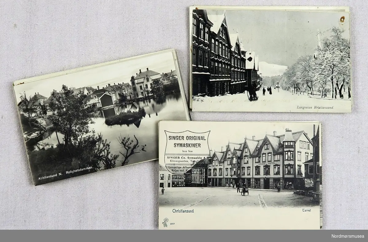 11 postkort dei fleste med bilde frå Kristiansund i 1930-åra.
Julehelsing til H.B. Bothner (?)
Kjærviken
Strømsneset