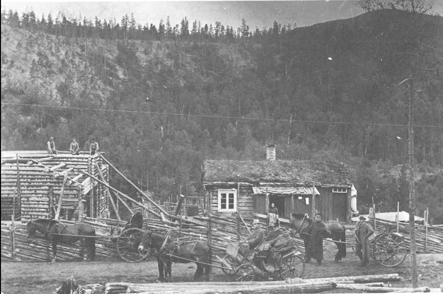 Follia. Bygd i 1882. Vart ei svært populræ kvilstelle langs den "nye" Folldalsvegen. Her er det lensmann Thoresen som er på veg heim fra Folldal i 1890. 