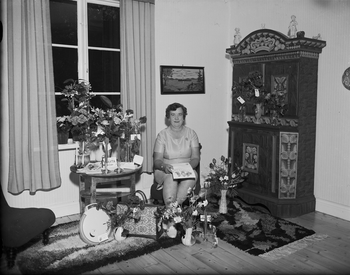 Märta Jansson i hemmet omgiven av blommor, firar 50-årsdag, Östhammar, Uppland