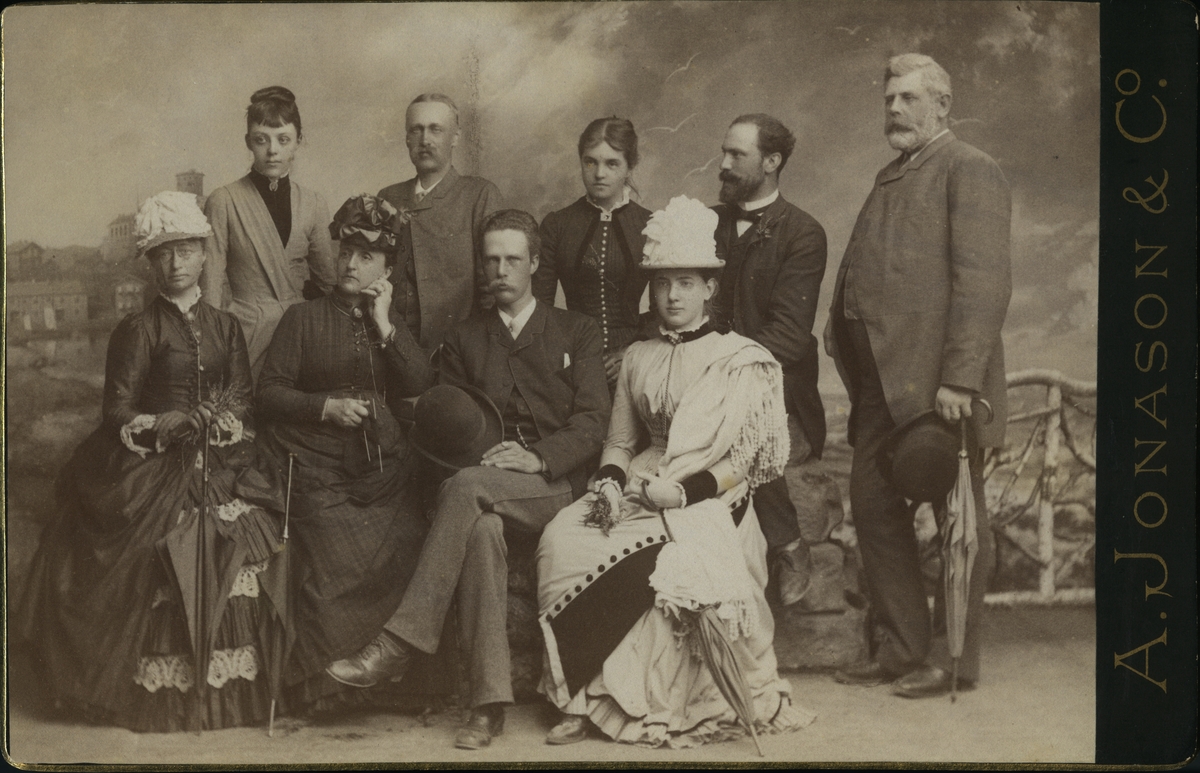 Grupporträtt. Mannen sittande mellan damerna på 1:a raden är hovrättsråd Sven Almqvist (1855-1910).