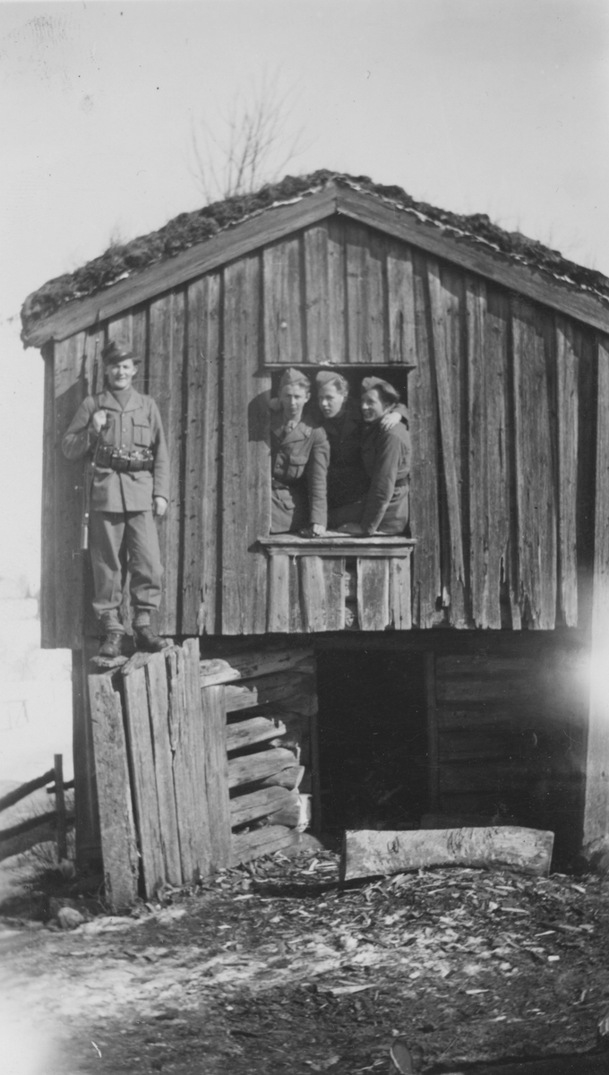 Fyra friviliiga luftbevakare från landstormsregemente L 2 i Dalsland under beredskapstiden vid en fäbod.
