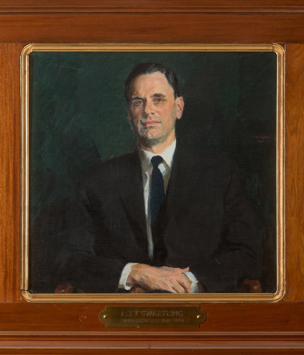Porträtt i olja av generaldirektör A.E.V Swartling.

Duken är fäst på en träplatta. En mässingsskylt med text: "A.L.V. Swartling
Generaldirektör 1947-1964" tillhör.