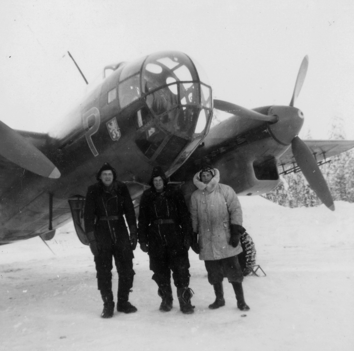 Flygmekaniker från F 14 framför flygplan B 18 i februari 1946, i samband med planerad flygning Halmstad-Kiruna. Flygningen slutade i nödlandning i Härnösand den 10 februari.