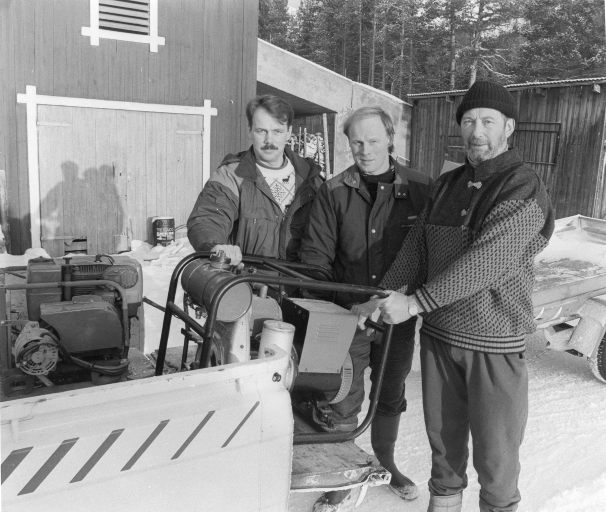 Tre menn med aggregat - Gudmund Tronsmoen, Arne Johan Bergebakken og Ola Westgård