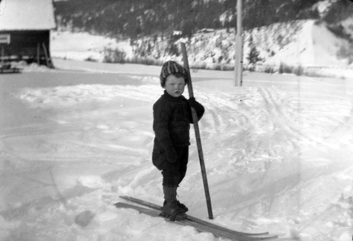 Ung kar på skitur