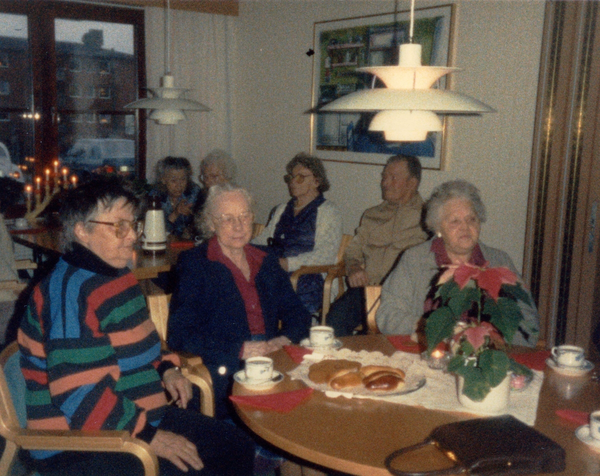 Fikastund i Brattåsgården, 1980-tal. Från vänster: 1. Barbro Johansson, 2. Greta Andersson, 3. Elvira Jägnert (mörk klänning, vit kofta), 4. Folke Eliasson samt 5. okänd kvinna.