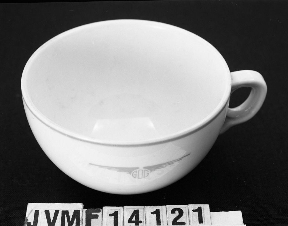Kaffekopp från GDG av vitt porslin med röd dekor. Röd rand upptill och GDG:s logotyp på sidan, i form av deras initialer mellan ett par vingar.