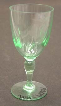 Sherryglas på fot av ljusgrönt glas. Graverad SJ-logotyo i form av snirkliga bokstäver med ett krönt bevingat hjul ovanför.