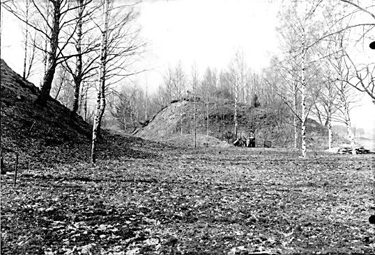 Gravfältsområde, omedelbart norr om Ströbohög, före renoveringen 1937, i Köping.