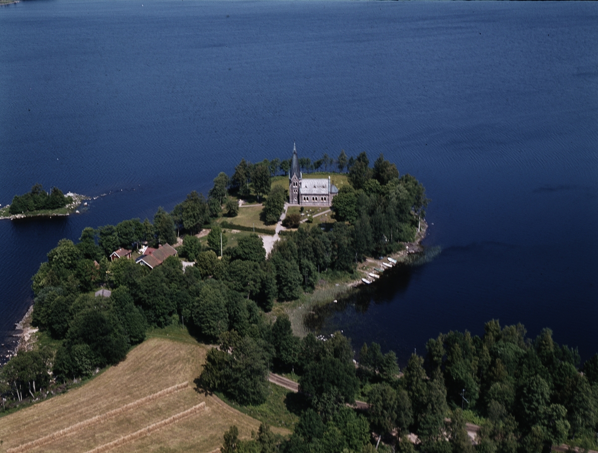 Flygfoto över Sandviks kyrka i Gislaveds kommun, Jönköpings län 66/1976