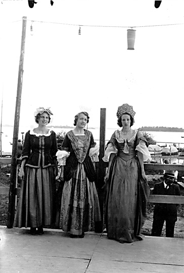Dräktparaden vid seglarfesten på Hyttan i Västerås år 1937. Karolinsk tid.