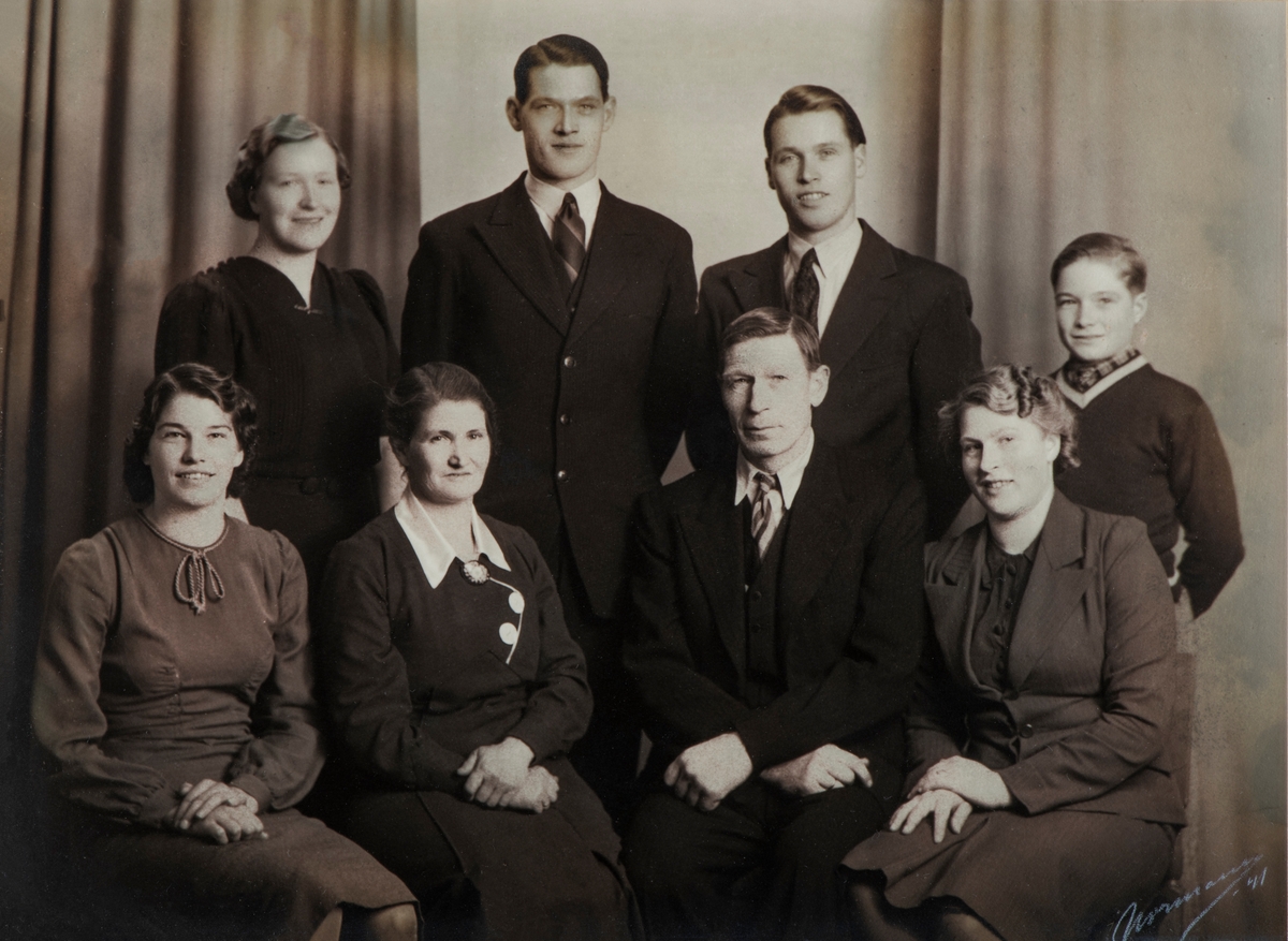 Familie gruppe 8.
Familiebilde Nordli. Karen og Andreas Nordli med familie fotografert i 1941. 
Foran  fra venstre: 
Jorunn Olea( f. 1924), Karen og Andreas, Klara Arnbjørg (f. 1921).
Bak fra venstre:
Berta Olaug (f. 1913), Johan (f.1919), Sigmund (f. 1916), Arvid (f.1927).