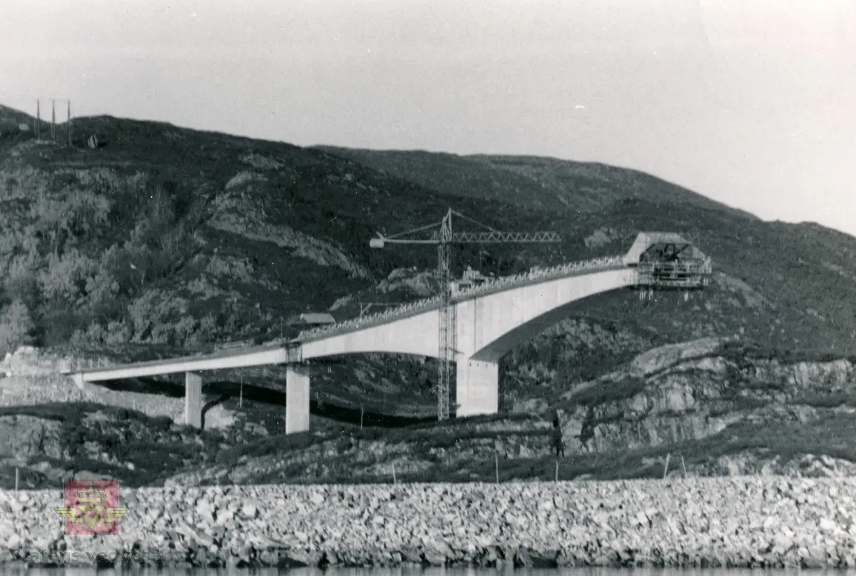 Byggingen av veg- og brusambandet på riksveg 654 mellom Gurskøya og Leinøya i Herøy i Møre og Romsdal.

Byggingen av Herøybrua fra Røyna på Leinøya til Blankholmen. Fremst på brua ser en ei støpevogn, sannsynlig vis i forbindelse med byggingen ab brukasse.

Herøybrua ble påbegynt i 1974 og er ei Frittfrembygg-bru i spennbetong, har 10 spenn med hovedspenn på 170 meter. Brua er 544 meter lang, 8,90 meter bred og har en kjørebane på 7, 0 meter og en 0,7 meter bred gangbane. Seilløpet i hovedspennet har fri høyde på 30 meter og er 75 meter bredt. Hurtigruten bruker bl.a. dette seilløpet. Arbeidet med brua ble utført av entreprenørfirmaet H. Eeg-Henriksen A/S. Da brua ble bygd var den fylkets lengste og fikk Norges lengste spenn bygd etter fritframbyggsystemet. 

Brua ble åpnet 4. september 1976 av Hans Majestet Kong Olav V.
