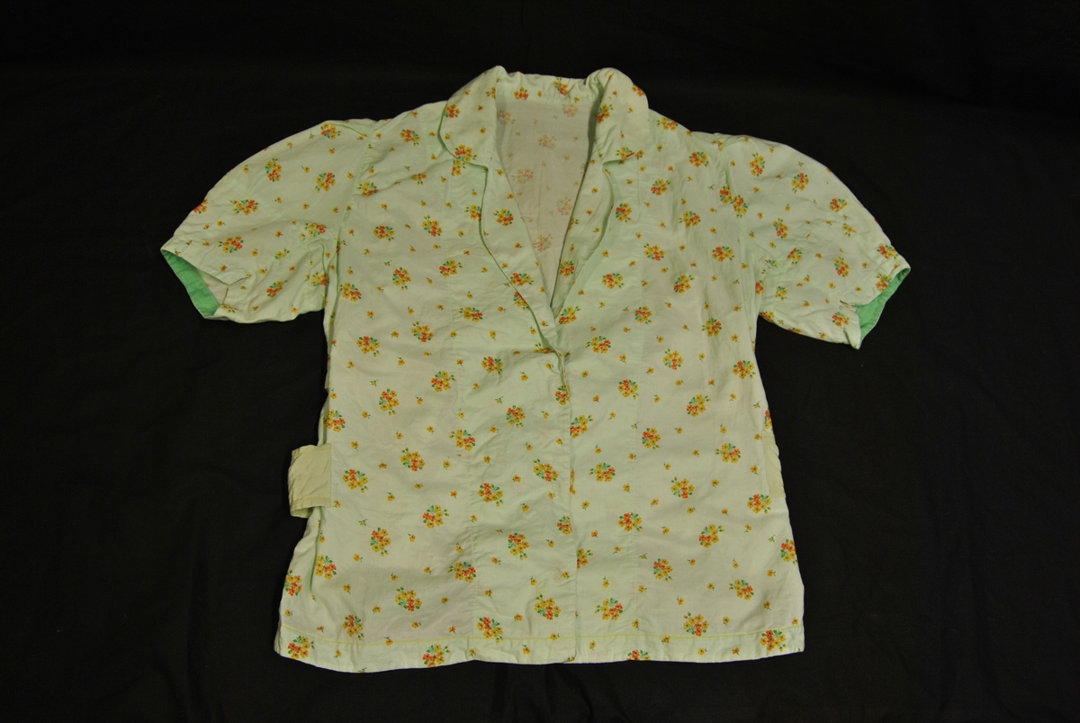 Pysjamassett bestående av to deler; en skjorte med korte armer og knapper i tront, og en bukse med strikk i livet.
