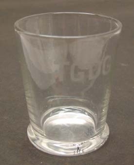 Ofärgat glas med vita graverade initialer för TGDG.
